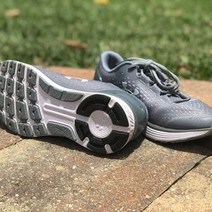 Under Armour BANDIT Running Shoes (BRAND NEW)